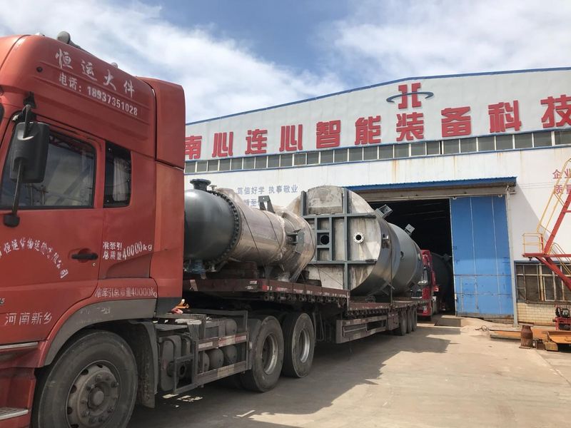 結晶器、母液槽、循環加熱器等項目設備生產完畢，裝車發貨現場